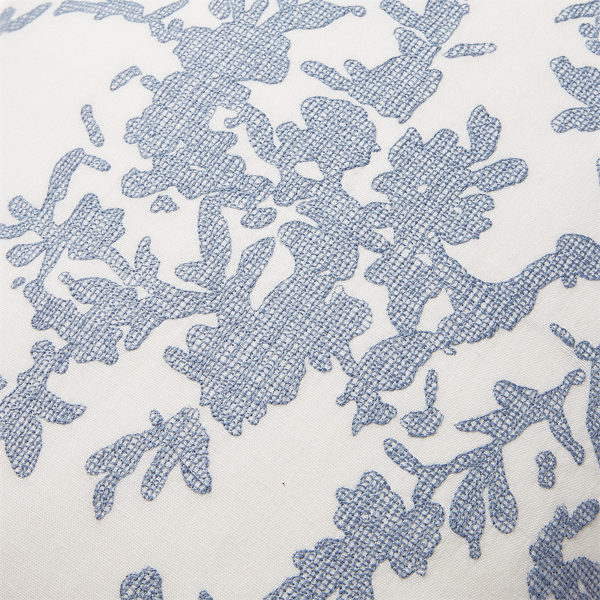 Coussin brod&eacute; Ada Lauren Home en Cr&egrave;me et bleu 3