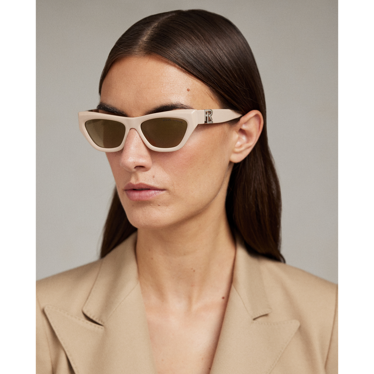 Женские солнцезащитные очки Ralph Lauren RL Kiera Sunglasses, цвет: Однотонный бежевый — фото 3