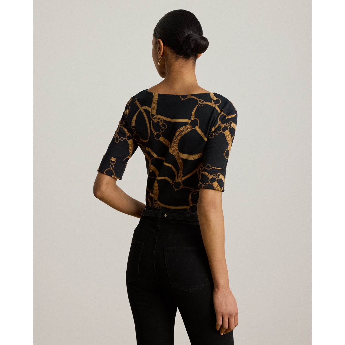 Женская футболка Ralph Lauren Belting-Print Cotton Boatneck, цвет: Чёрный / Рыжевато-коричневый — фото 2
