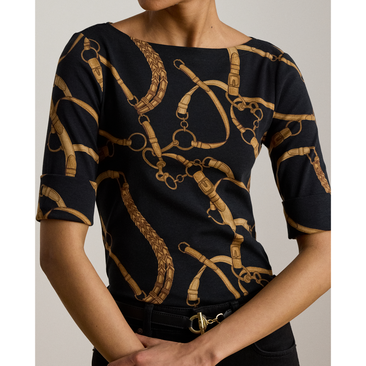 Женская футболка Ralph Lauren Belting-Print Cotton Boatneck, цвет: Чёрный / Рыжевато-коричневый — фото 3