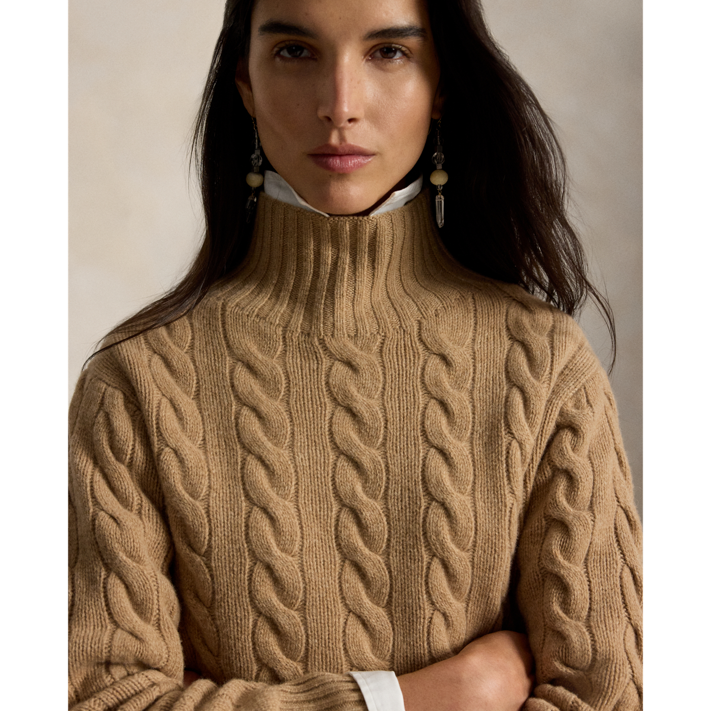 Женская водолазка Ralph Lauren из шерсти и кашемира, вязка косами, цвет: Верблюжий меланжевый — фото 4