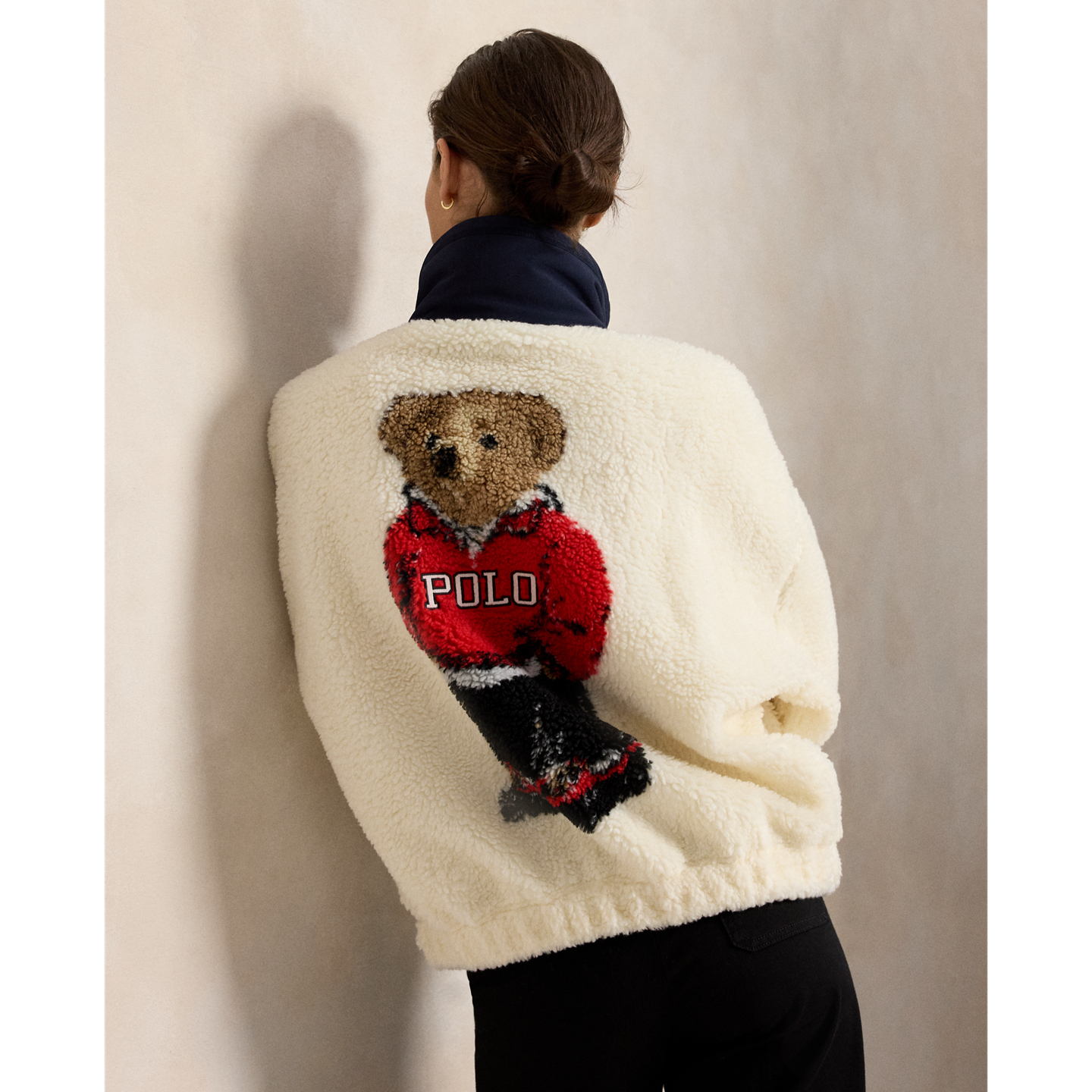 Женский флисовый свитшот Ralph Lauren Polo Bear с высоким горлом из длинного ворса, цвет: Кремовый разноцветный — фото 2