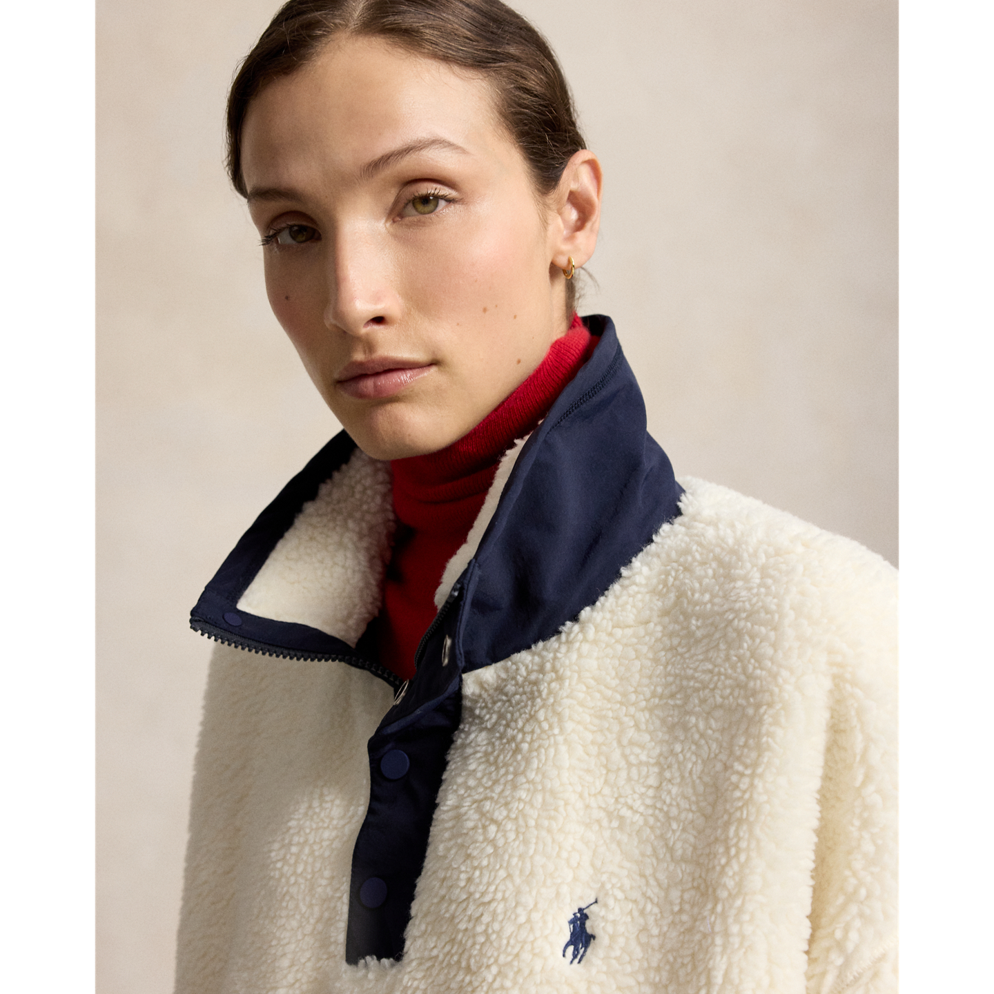 Женский флисовый свитшот Ralph Lauren Polo Bear с высоким горлом из длинного ворса, цвет: Кремовый разноцветный — фото 3