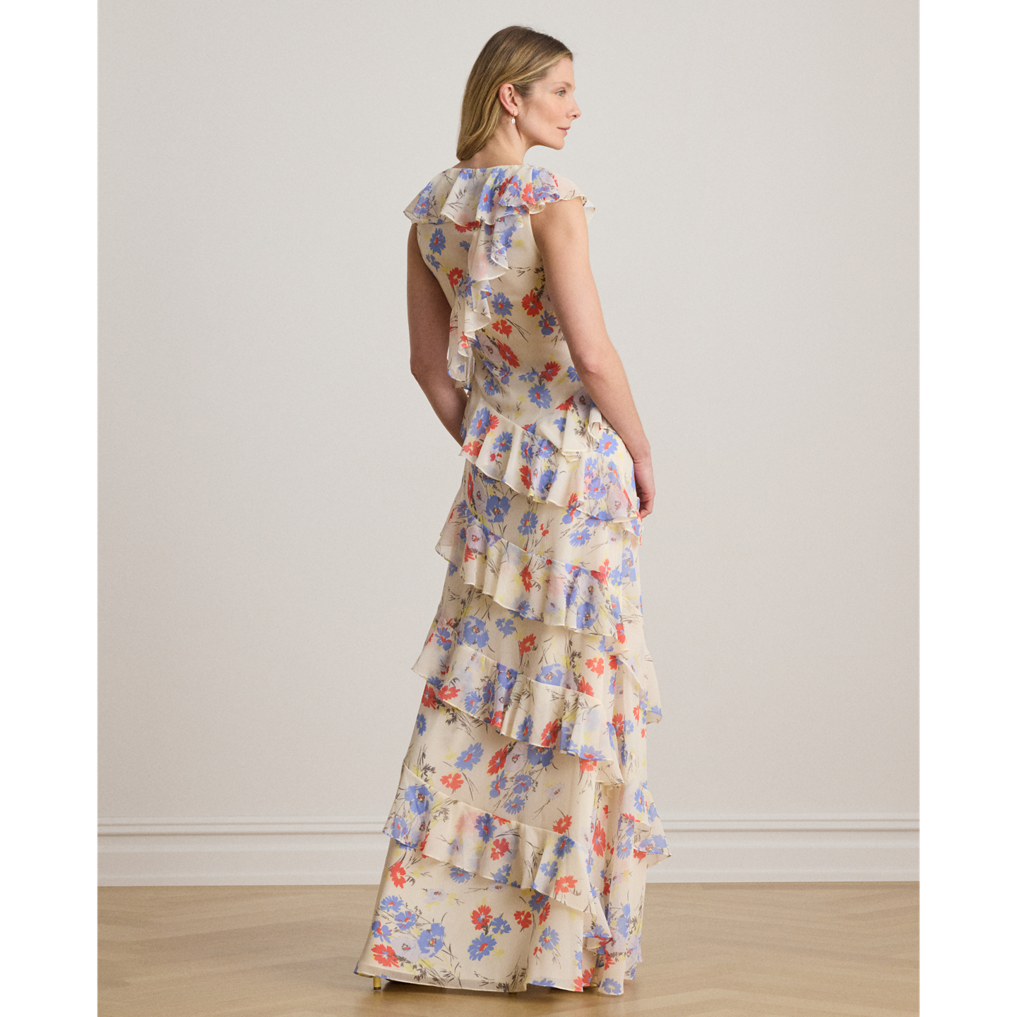 Женское платье Ralph Lauren Floral Ruffle-Trim Georgette Tiered Gown, цвет: Кремовый разноцветный — фото 2