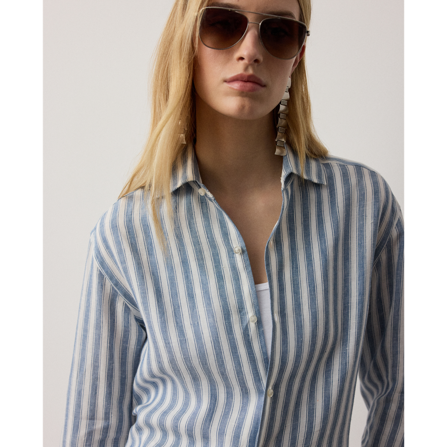 Женская рубашка Ralph Lauren Capri Relaxed Fit Striped Linen, цвет: Шамбре синий / Кремовый — фото 3