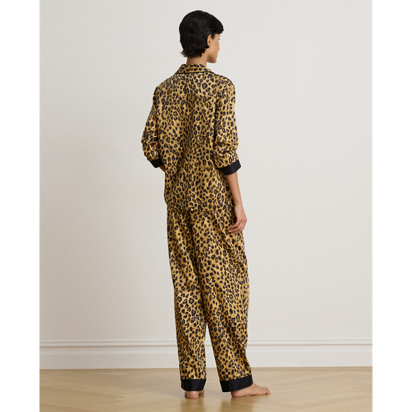 Pijama em cetineta com padr&atilde;o leopardo