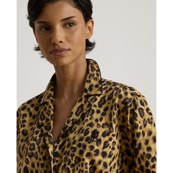 Pijama em cetineta com padr&atilde;o leopardo