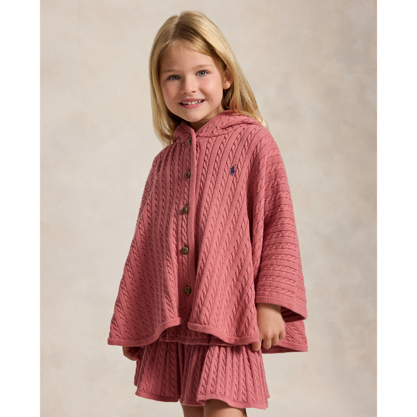 Детское хлопковое пончо Ralph Lauren с капюшоном, мелкая вязка косами, цвет: Холщовый розовый — фото 4