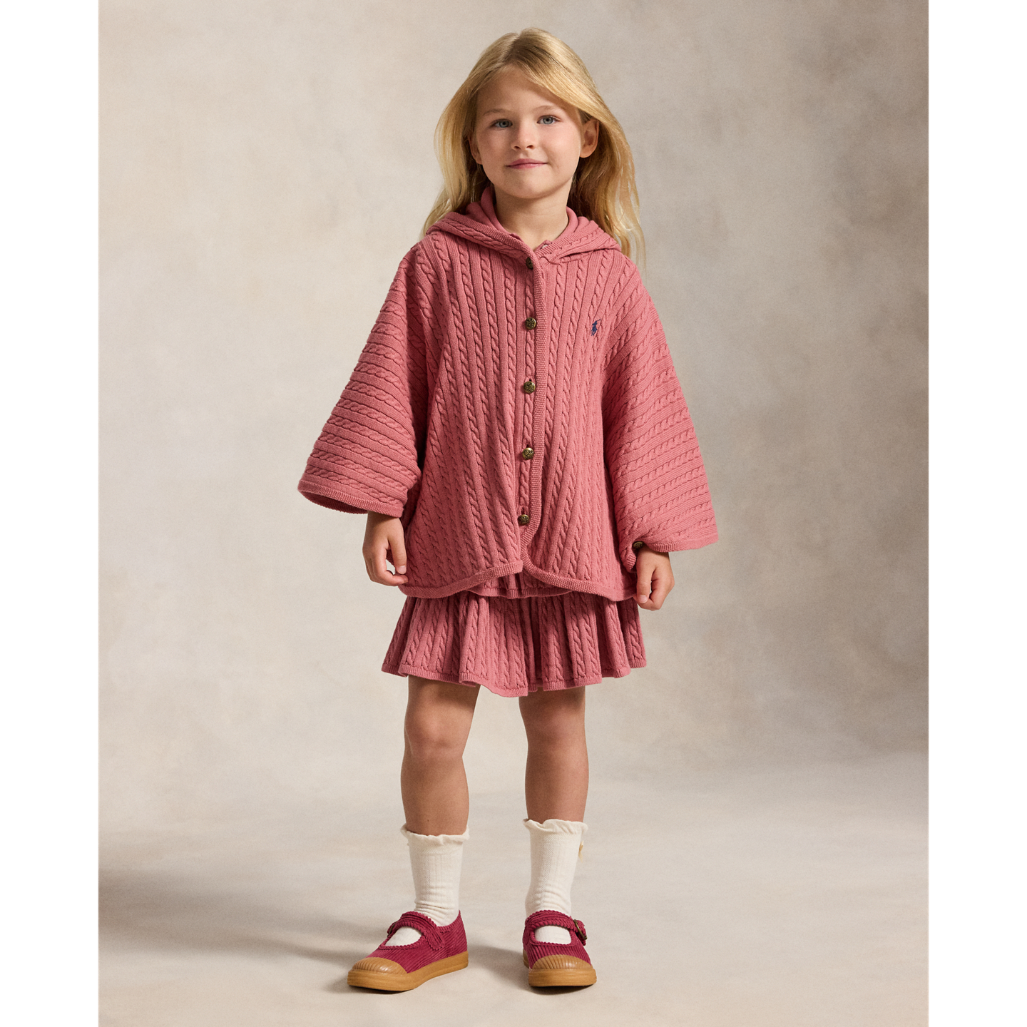 Детское хлопковое пончо Ralph Lauren с капюшоном, мелкая вязка косами, цвет: Холщовый розовый — фото 2