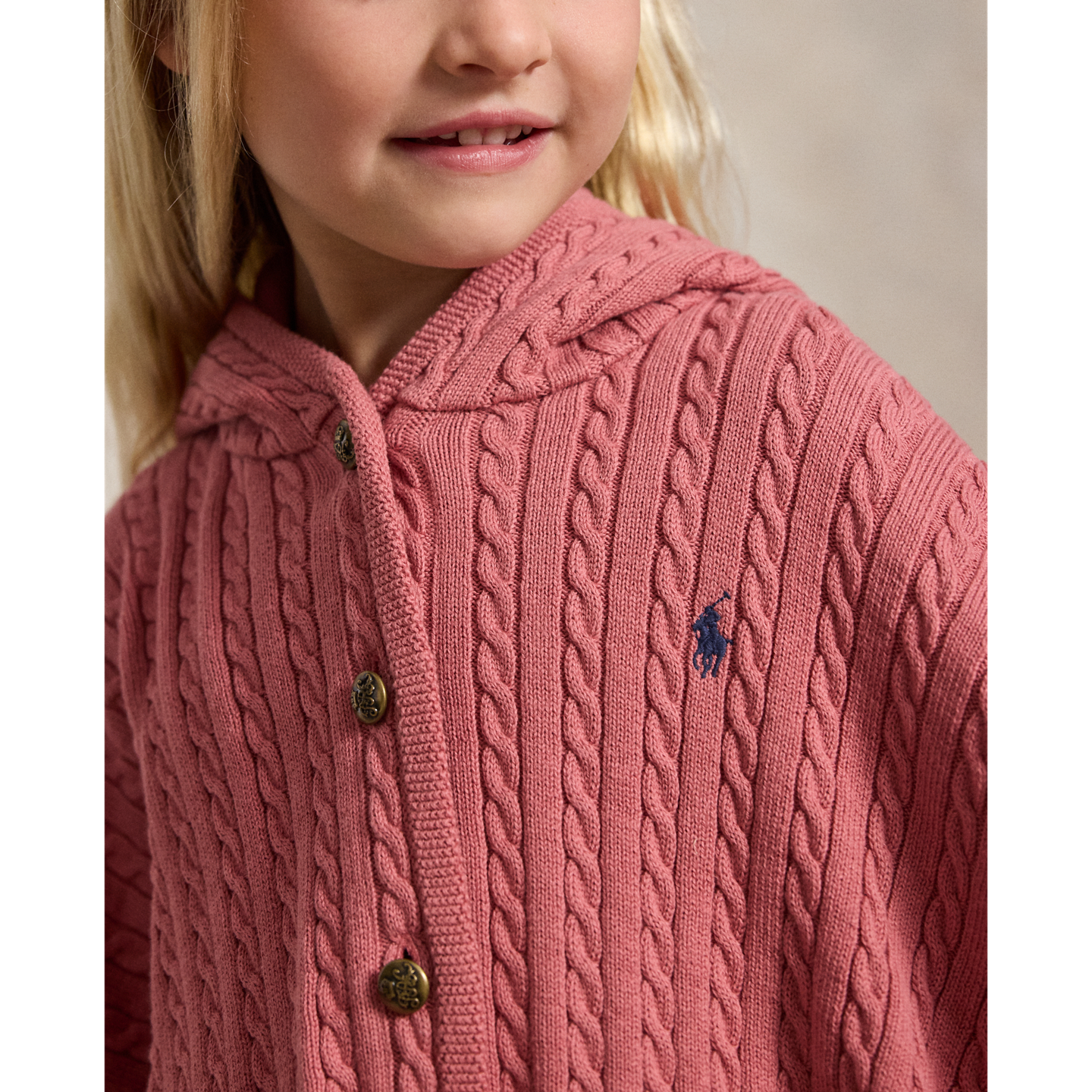 Детское хлопковое пончо Ralph Lauren с капюшоном, мелкая вязка косами, цвет: Холщовый розовый — фото 3