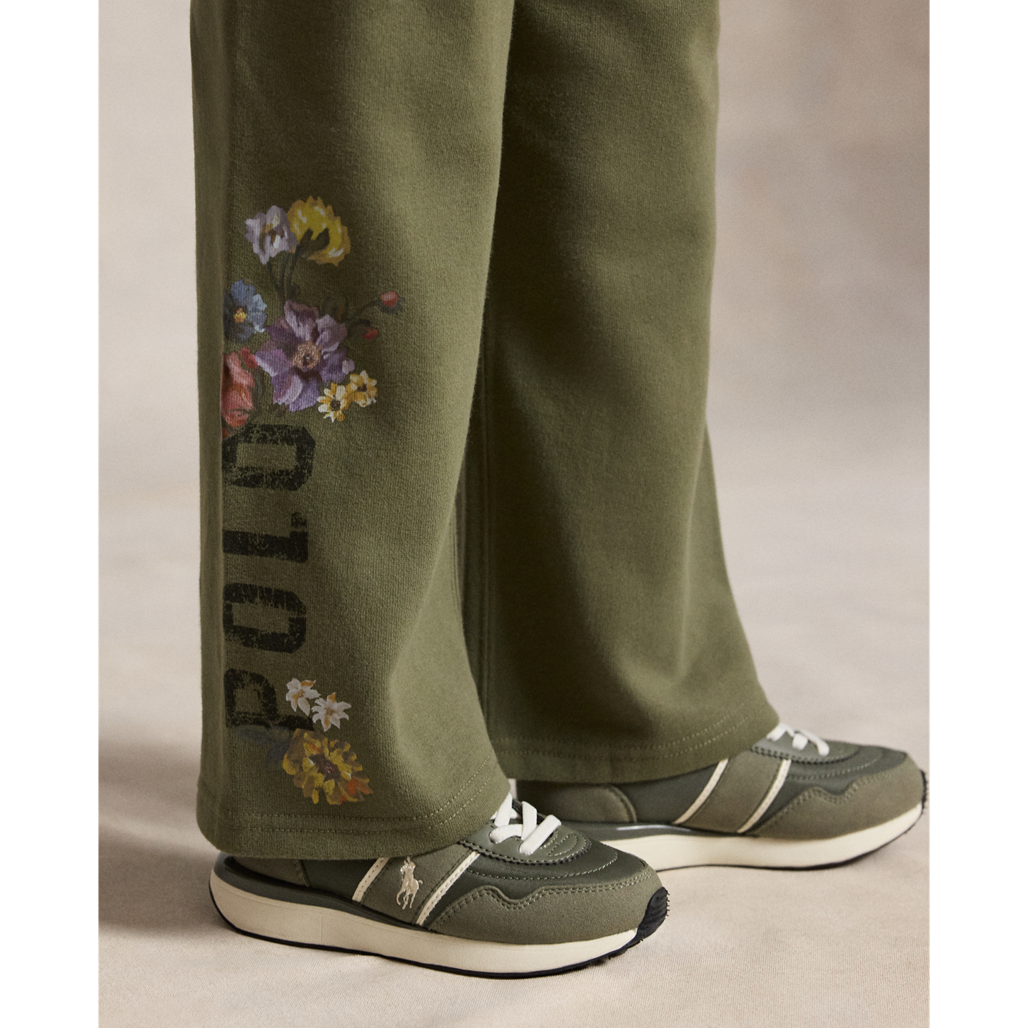 Детские брюки Ralph Lauren Floral Wide-Leg Fleece Sweatpant, цвет: Оливковый — фото 3