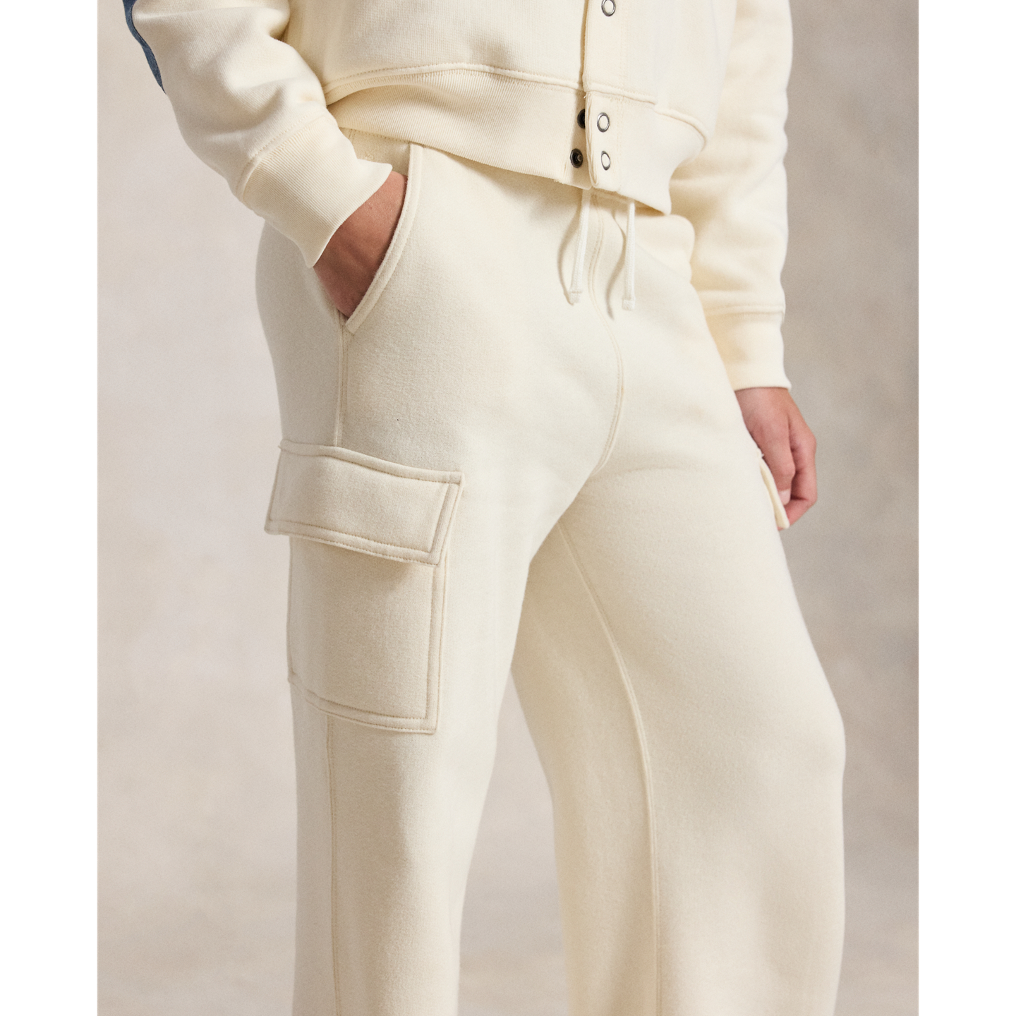 Детские брюки Ralph Lauren Fleece Wide-Leg Cargo Sweatpant, цвет: Кремовый — фото 3