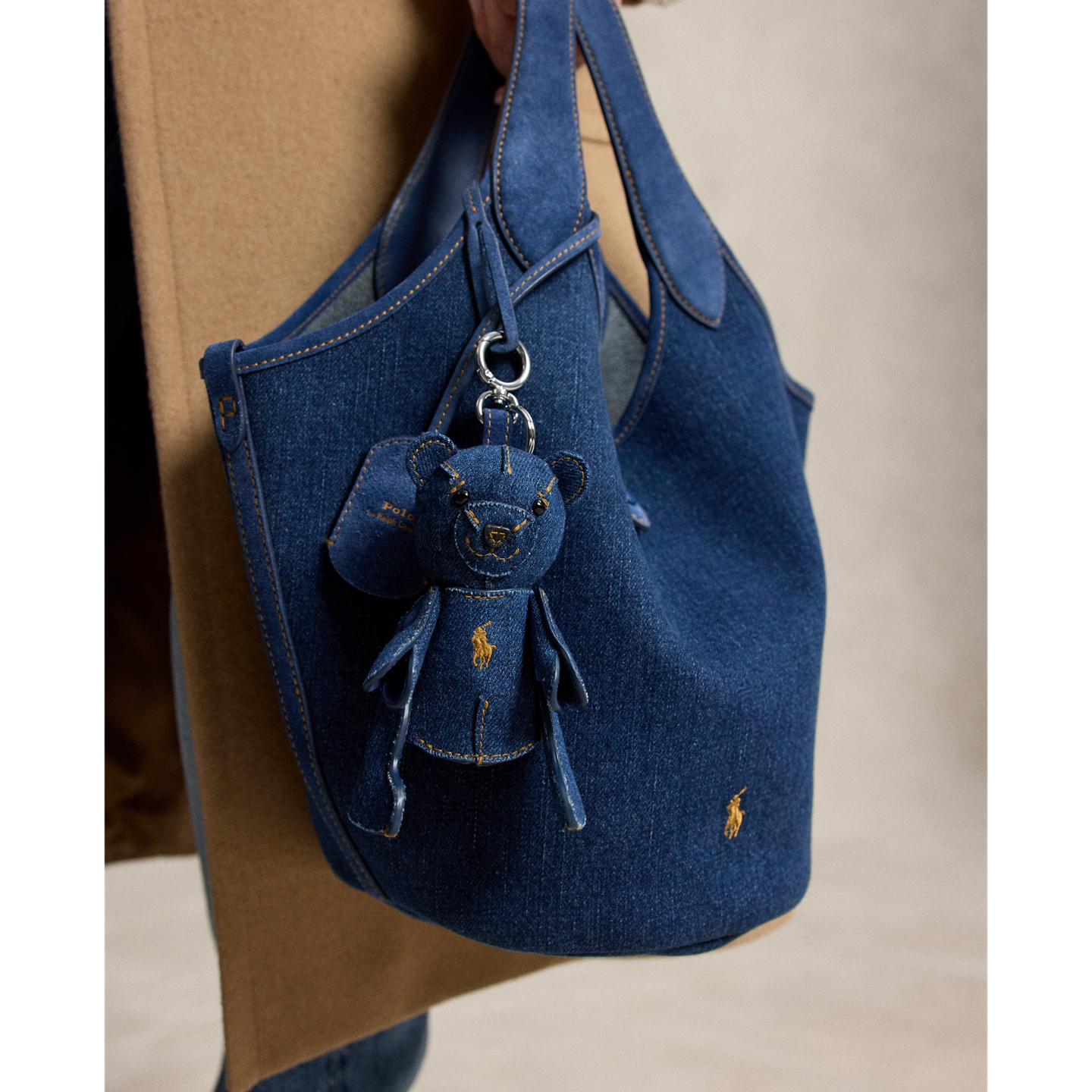 Женский брелок Ralph Lauren Polo Bear Denim Bag Charm, цвет: Варёный — фото 2