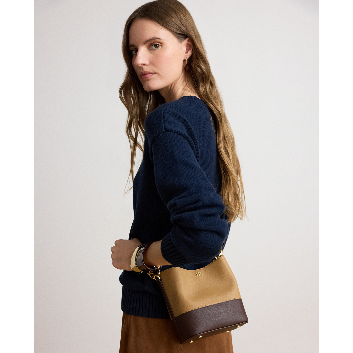 Женская сумка Ralph Lauren Two-Tone Leather Small Reese Bucket, цвет: Верблюжий / Каштановый коричневый — фото 4