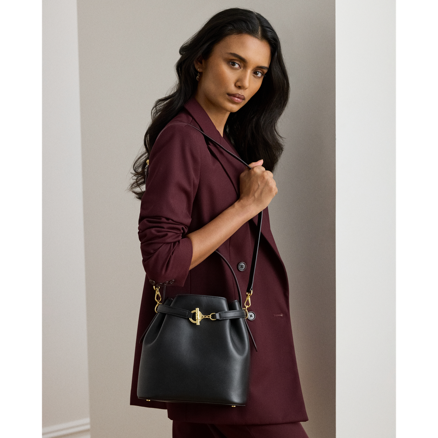 Женская сумка Ralph Lauren Leather Medium Blaike Bucket, цвет: Чёрный — фото 5
