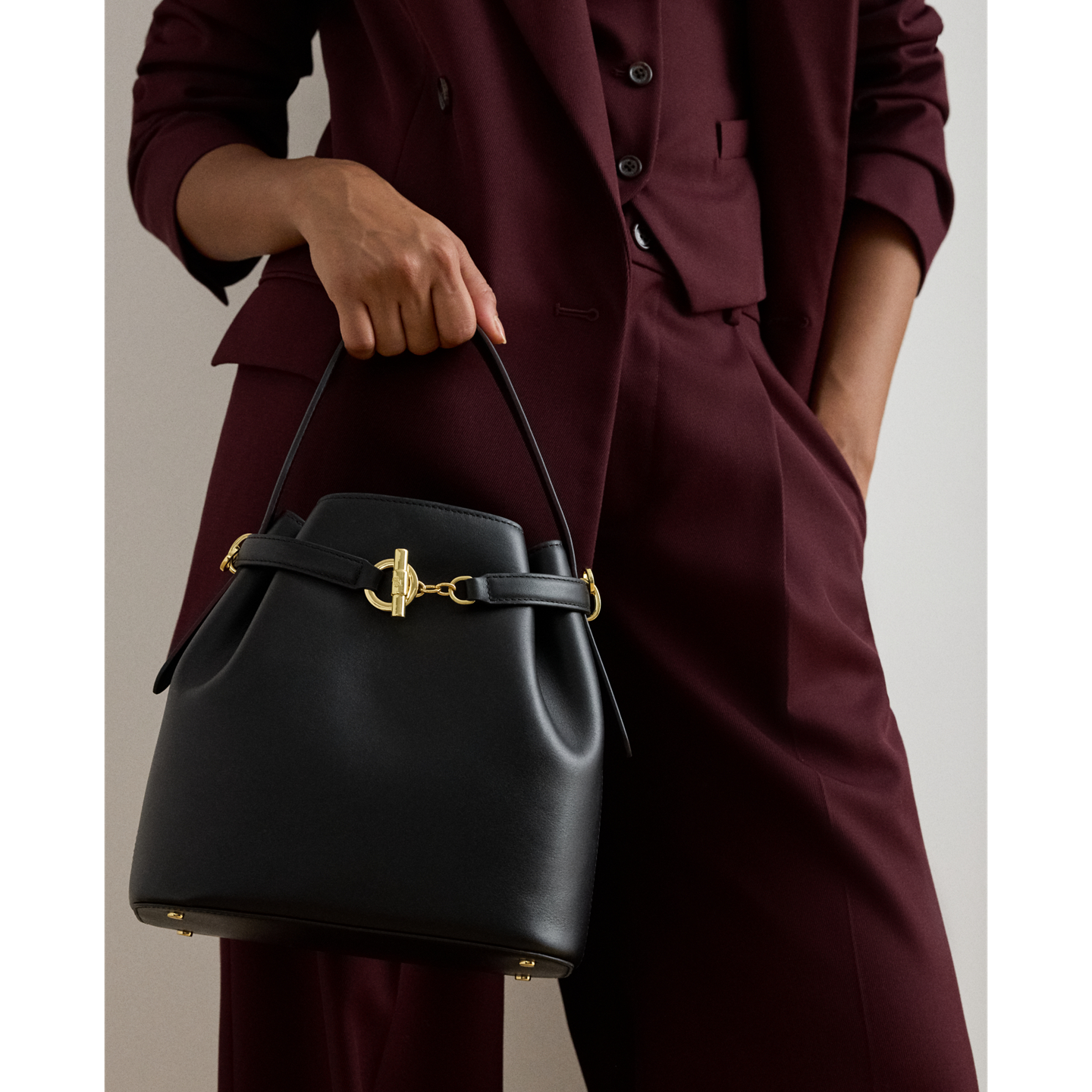 Женская сумка Ralph Lauren Leather Medium Blaike Bucket, цвет: Чёрный — фото 6