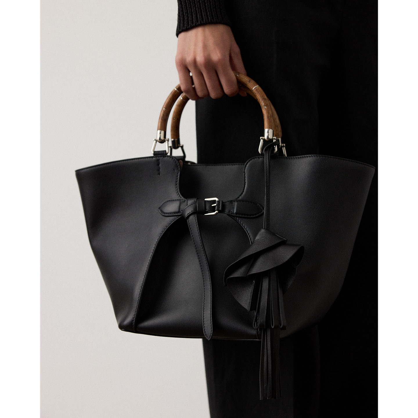 Женский брелок Ralph Lauren Floral Lambskin Bag Charm, цвет: Чёрный — фото 2