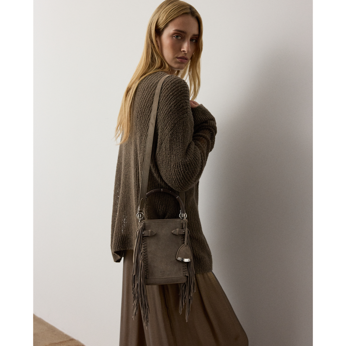Женская сумка Ralph Lauren The Ralph Calf-Suede Small Bucket, цвет: Тёмный серо-коричневый — фото 6