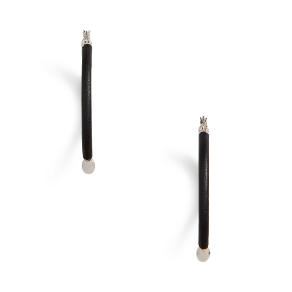 Zilverkleurige oorringen met lamsleer