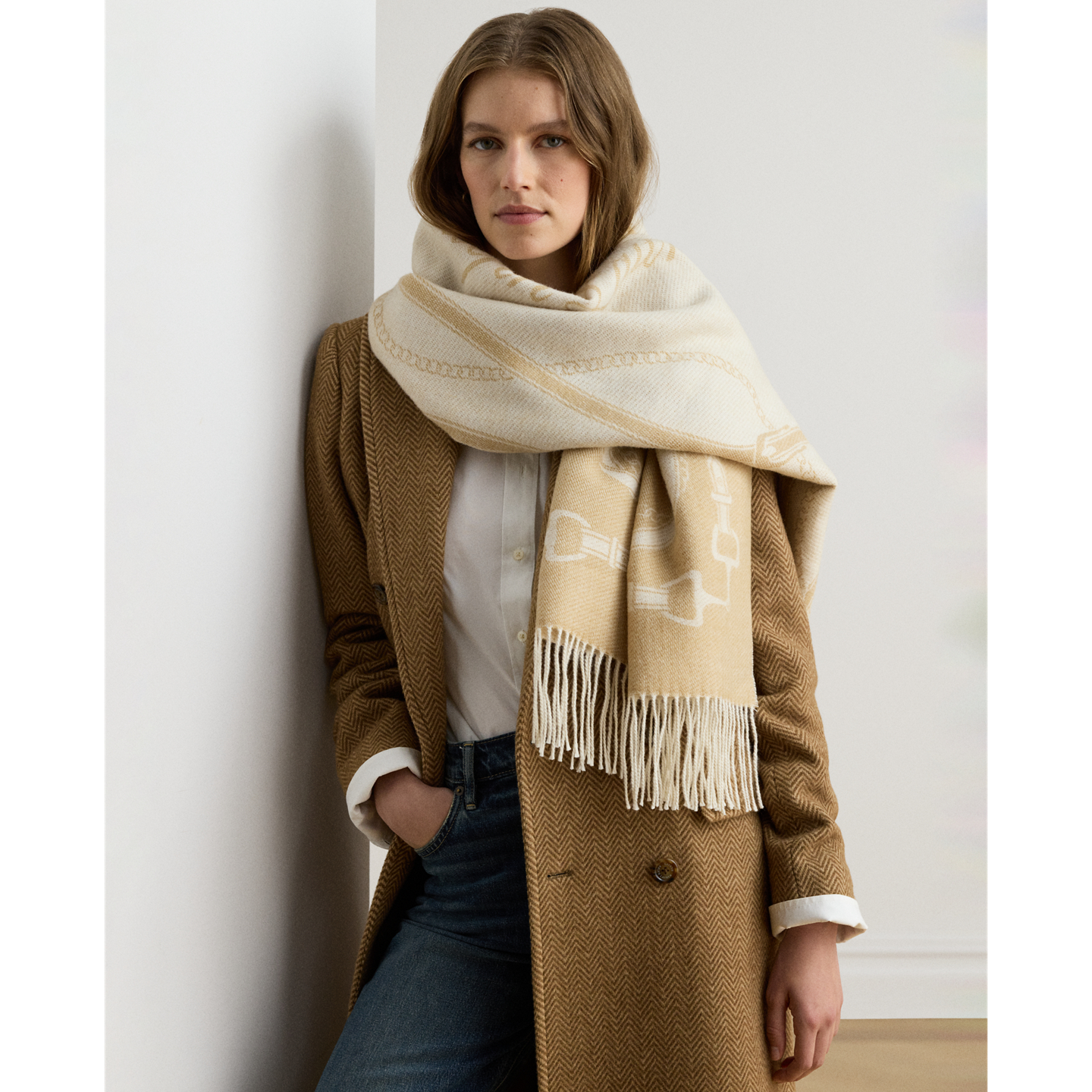 Женский шарф Ralph Lauren Fringe-Trim Belting-Motif Blanket, цвет: Кремовый / Верблюжий — фото 2