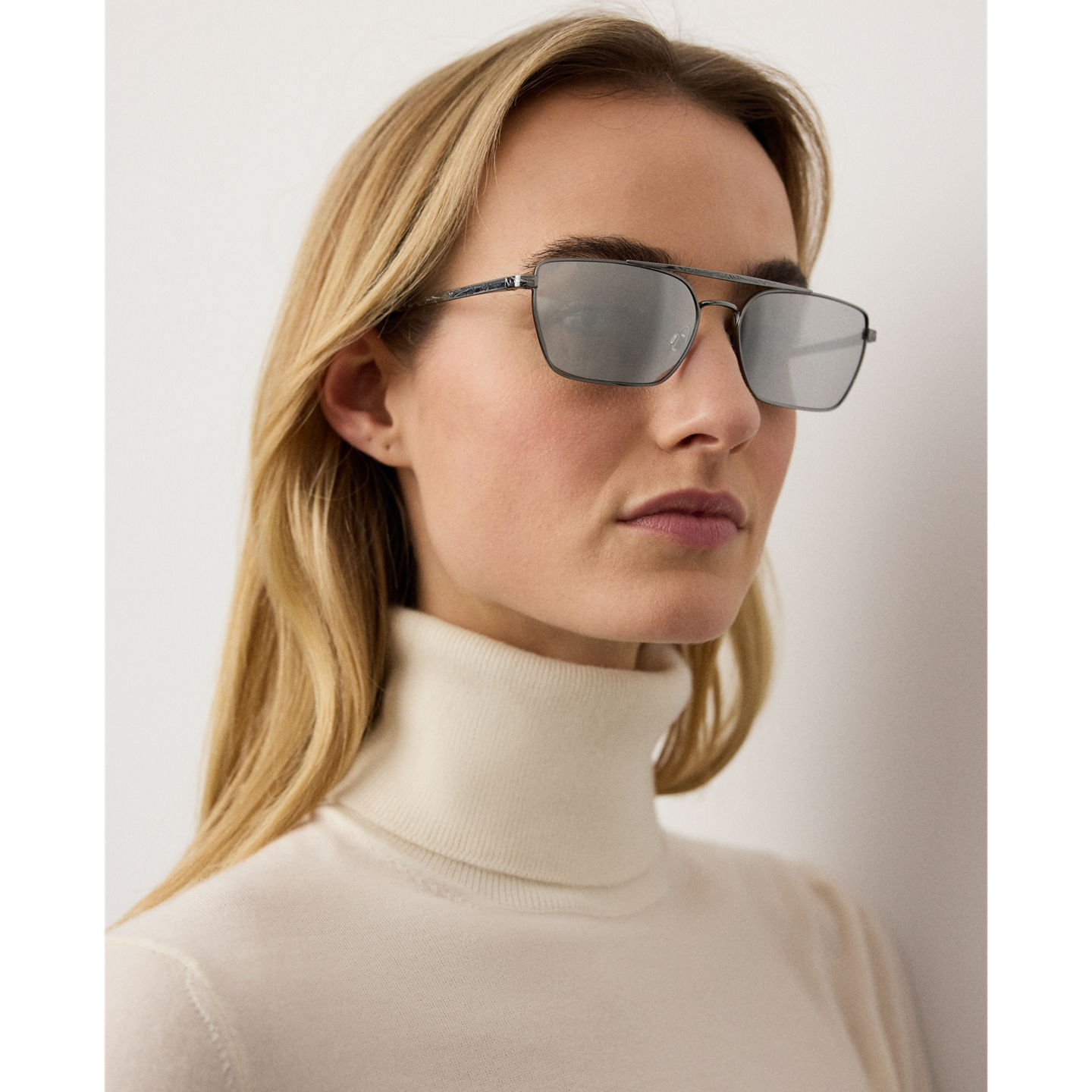Женские солнцезащитные очки Ralph Lauren Western Rectangle Sunglasses, цвет: Блестящий графитовый — фото 2