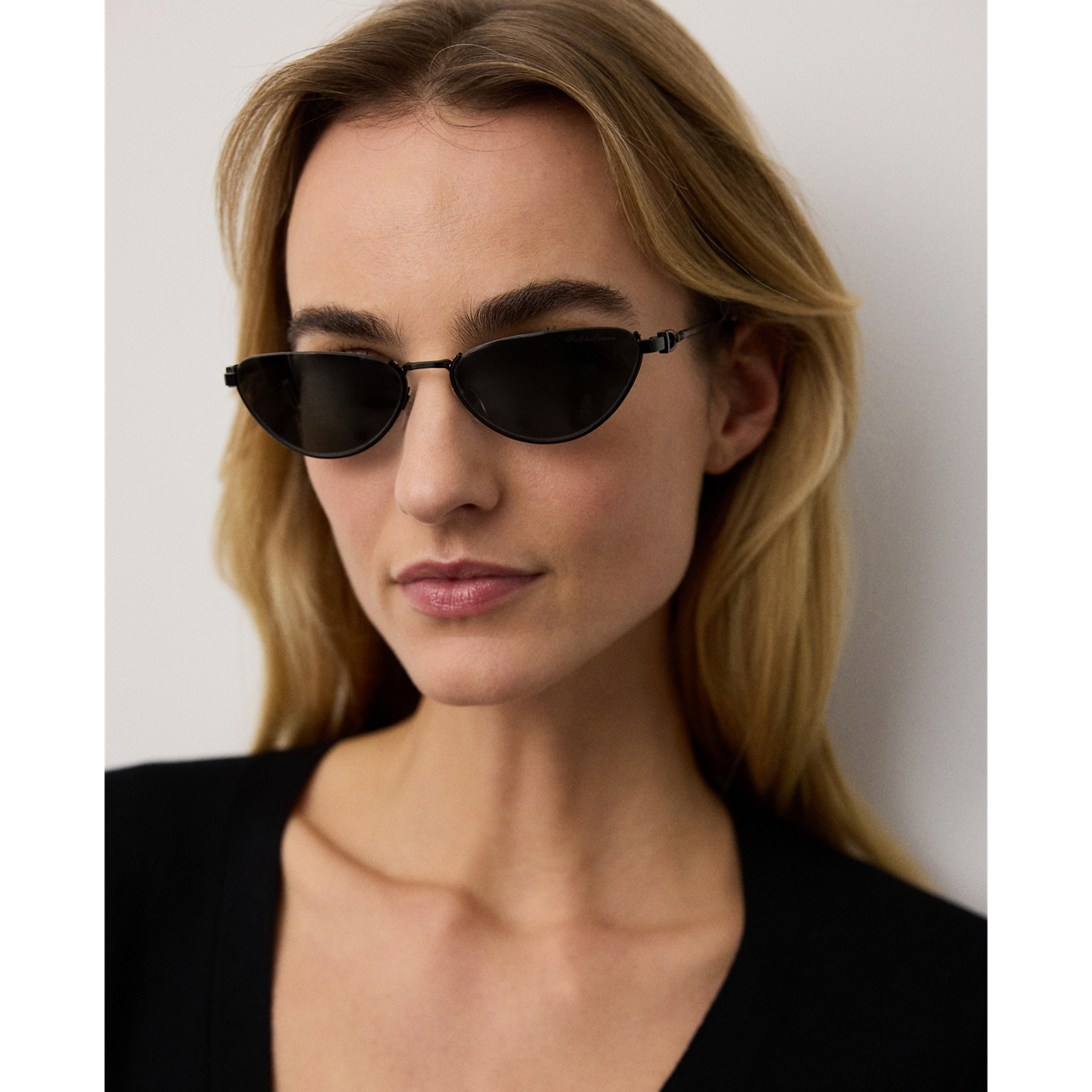 Женские солнцезащитные очки Ralph Lauren Stirrup Cat-Eye, цвет: Блестящий чёрный — фото 3
