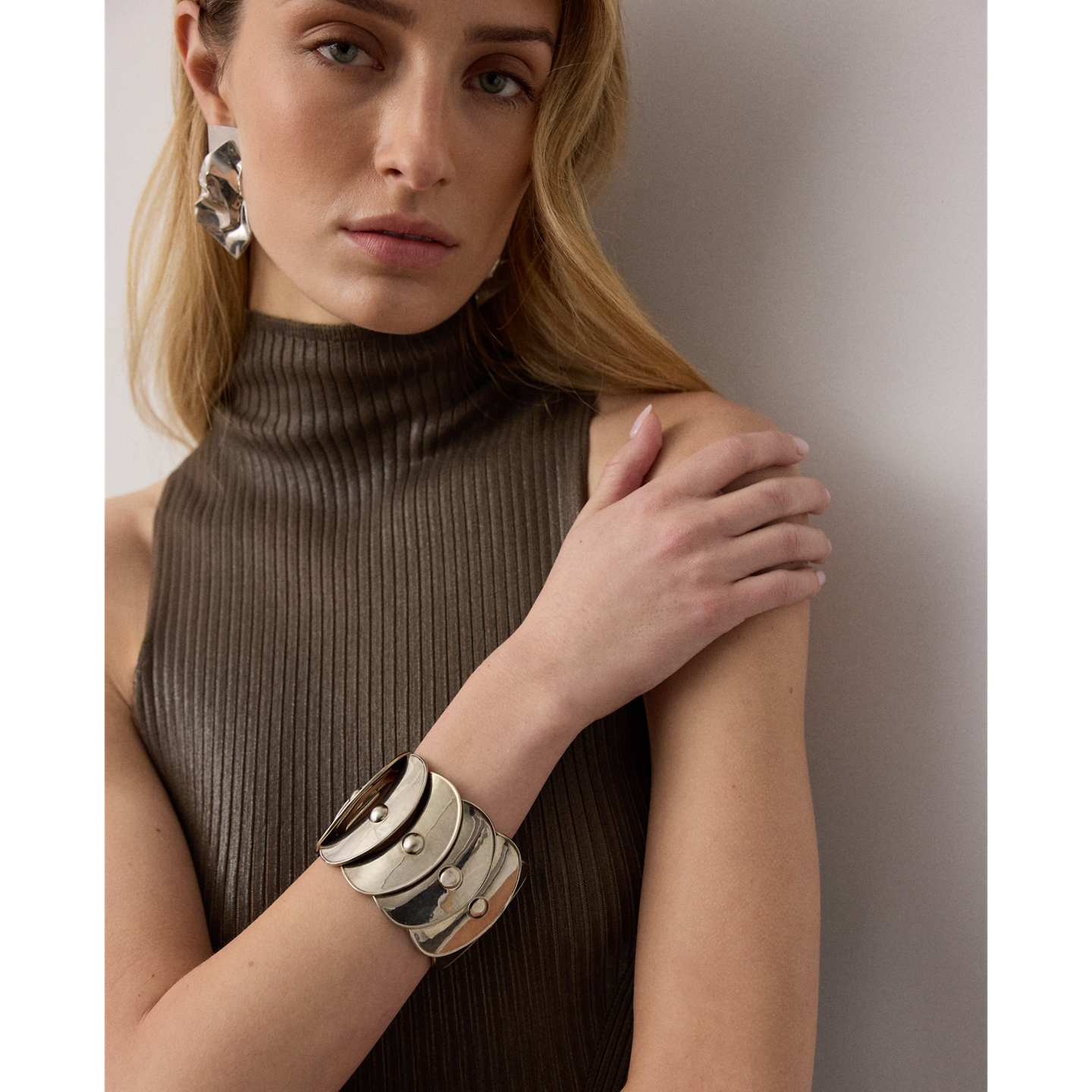 Ralph Lauren Antiqued Overlapping Disk Cuff, цвет: Состаренный серебряный / Золотой — фото 2