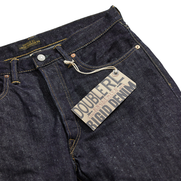 Jean droit rigide en édition limitée