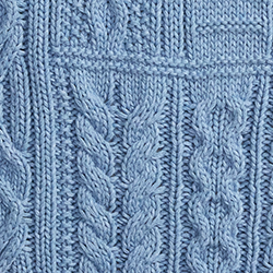 Hellblaue Kombination